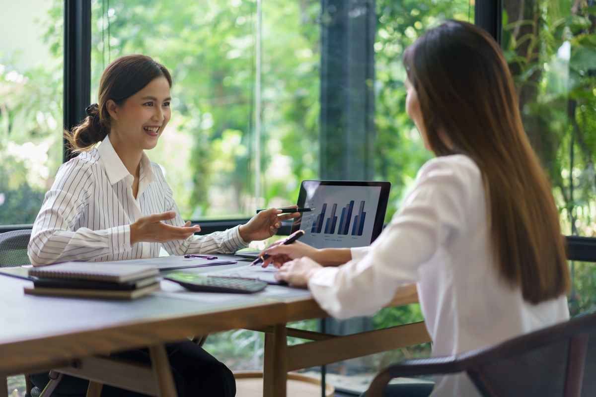 Ilustrasi seorang pelamar kerja sedang menjawab pertanyaan interview SEM. (Sumber: Envato)