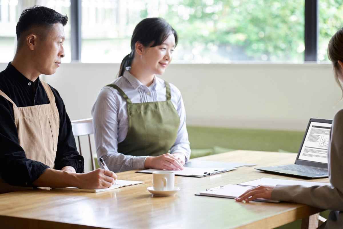 Ilustrasi seorang pelamar kerja sedang menjawab pertanyaan interview housekeeping dari user. (Sumber: Envato)