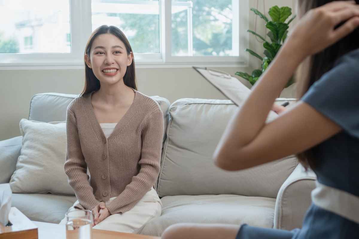 Ilustrasi seorang pelamar kerja tampak bahagia setelah selesai mempelajari daftar contoh pertanyaan interview housekeeping. (Sumber: Envato)