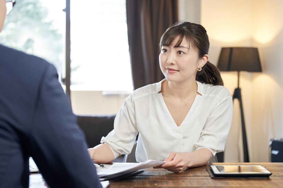 Ilustrasi seorang pelamar kerja menjawab pertanyaan Interview Housekeeping. (Sumber: Envato)