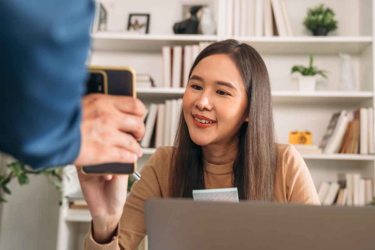 Ilustrasi fresh graduate tampak bahagia setelah selesai melakukan BI checking saat melamar kerja. (Sumber: Envato)