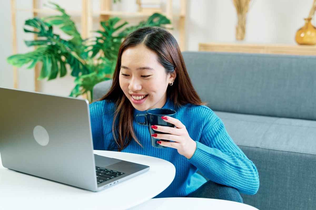Ilustrasi seorang fresh graduates sedang mencari kerja online.  (Sumber: Envato)