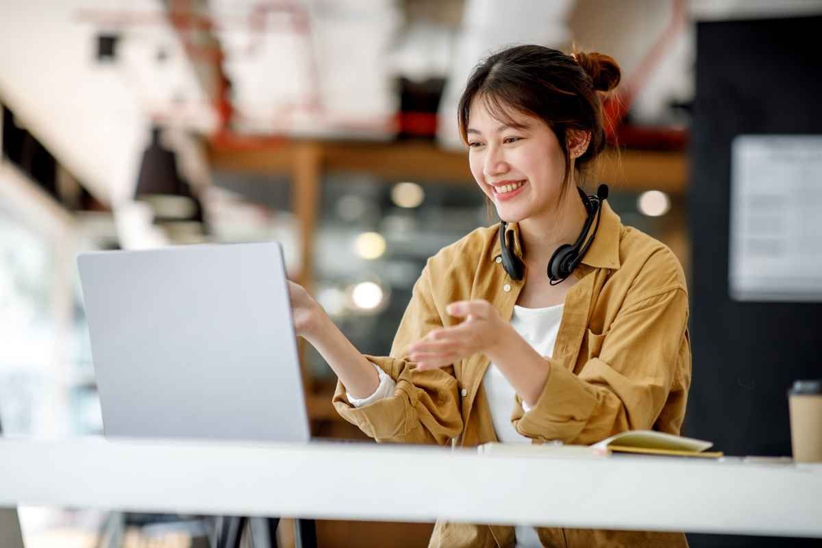 Ilustrasi seorang fresh graduates sedang mencari kerja online. (Sumber: Envato)