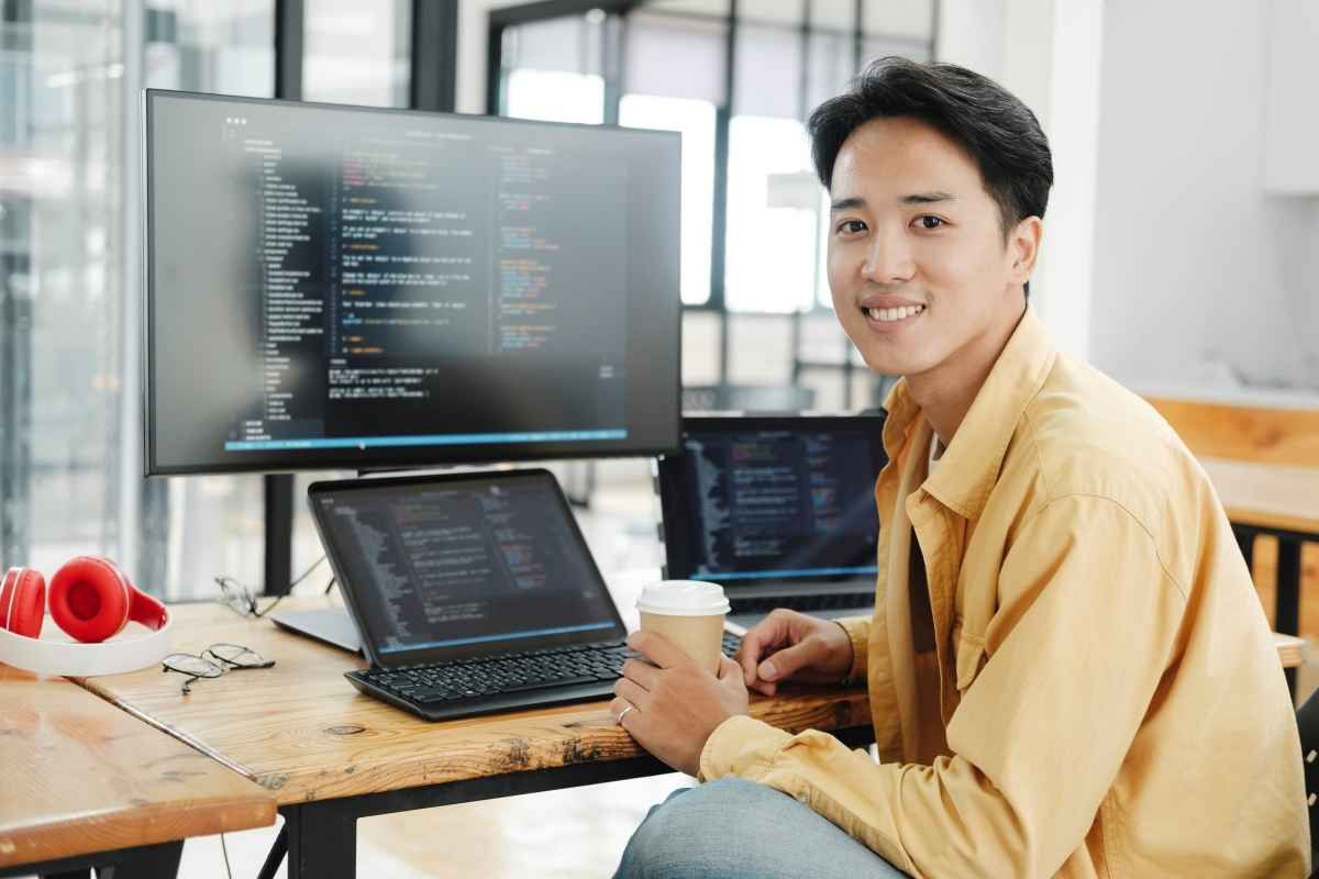 Ilustrasi seorang fresh graduate sedang membuat portofolio programmer. (Sumber: Envato)