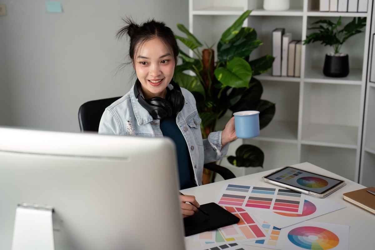 Ilustrasi seorang fresh graduates sedang membuat CV web designer. (Sumber: Envato)