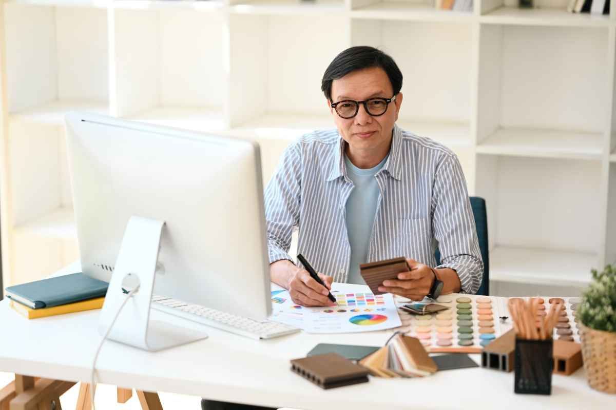 Ilustrasi seorang HRD sedang memeriksa CV web designer. (Sumber: Envato)