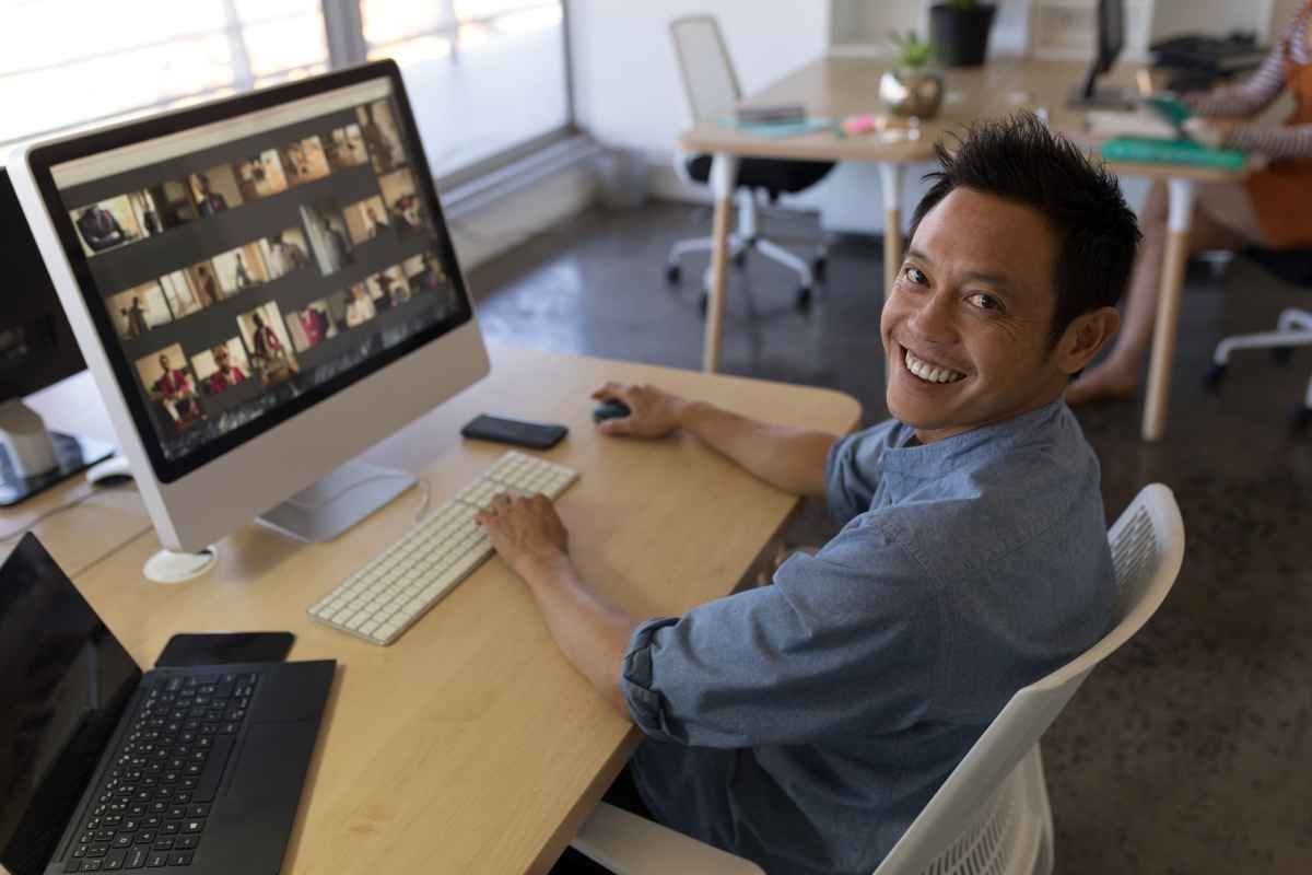 Ilustrasi seorang pencari kerja sedang membuat CV web designer. (Sumber: Envato)