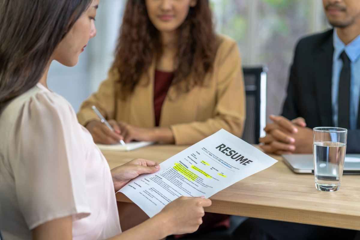 Ilustrasi seorang HRD sedang memeriksa bagian pendidikan informal di CV kandidat pelamar kerja. (Sumber: Envato)