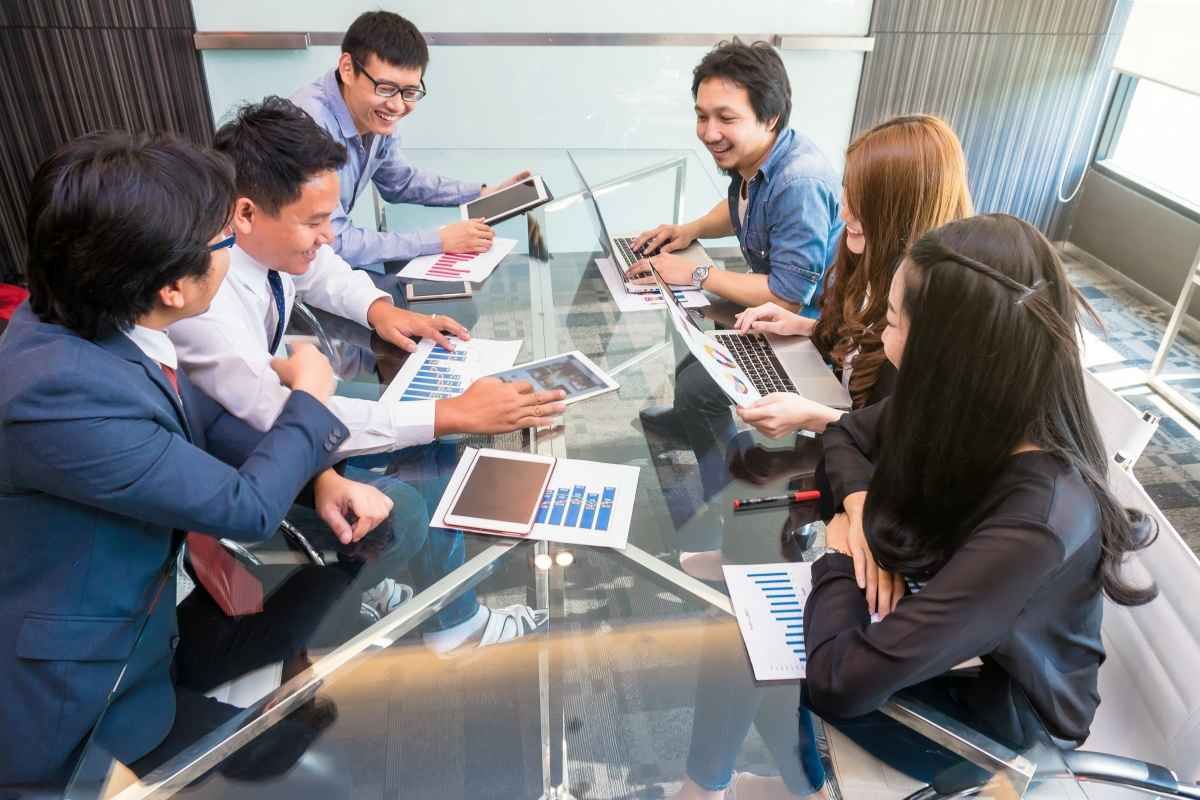 Ilustrasi suasan regroup meeting divisi marketing perusahaan swasta. (Sumber: Envato)