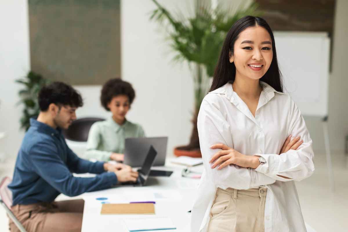 Ilustrasi seorang fresh graduates tampak bahagia setelah merasakan manfaat magang di perusahaan swasta. (Sumber: Envato)