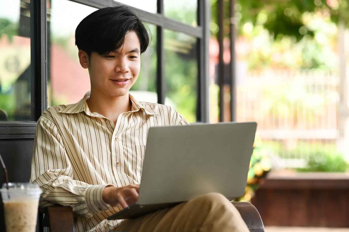 Ilustrasi seorang pelamar kerja sedang membalas panggilan interview vis email. (Sumber: Envato)