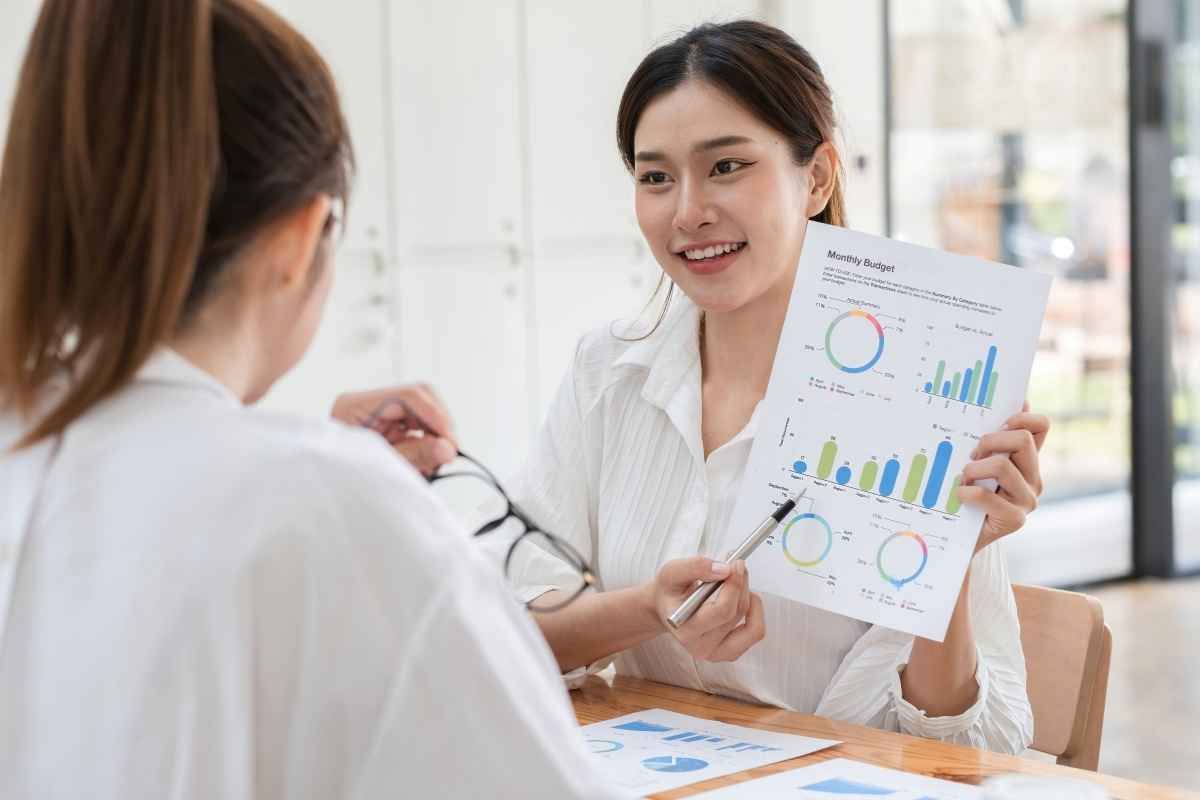 Ilustrasi seorang karyawan swasta sedang menunjukkan report kinerja kepada atasan. (Sumber: Envato)