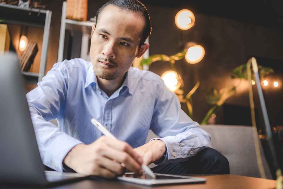 Ilustrasi seorang pelamar kerja tampak serius saat menulis profesional headline di CV. (Sumber: Envato)
