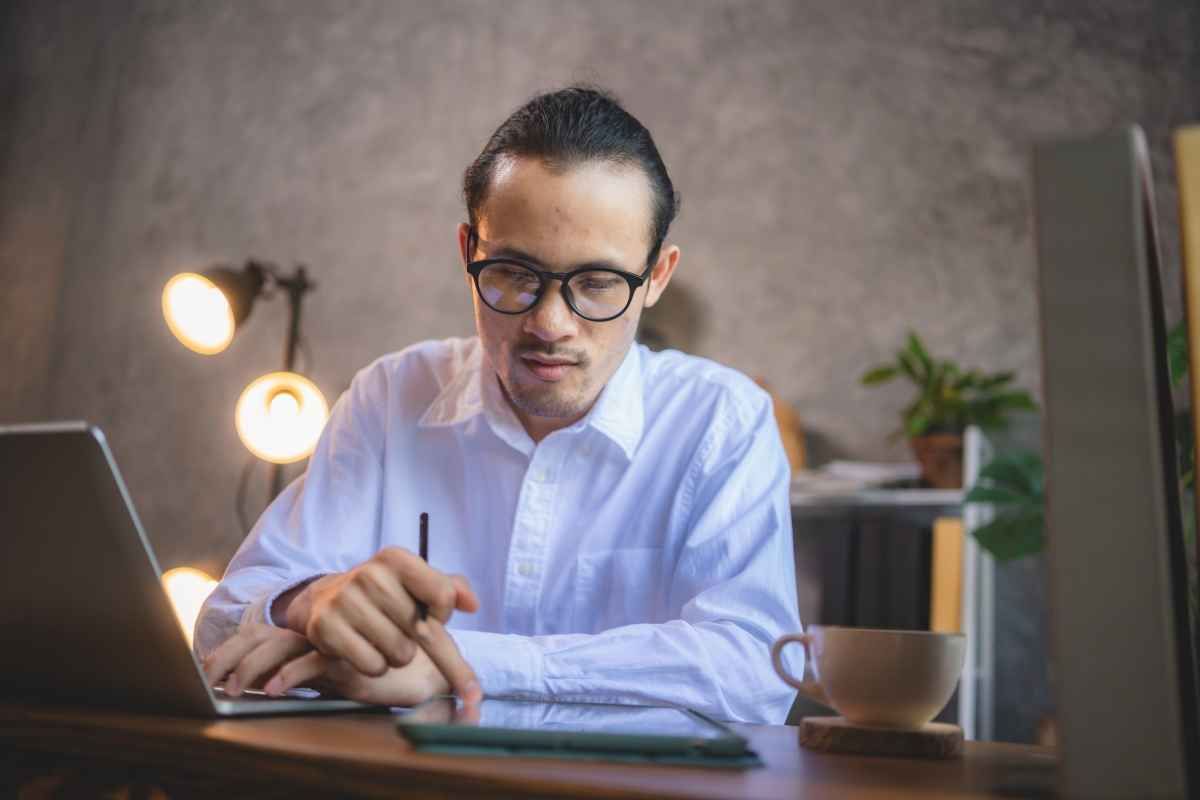 Ilustrasi lulusan manajemen sedang menulis profesional headline di CV. (Sumber: Envato)