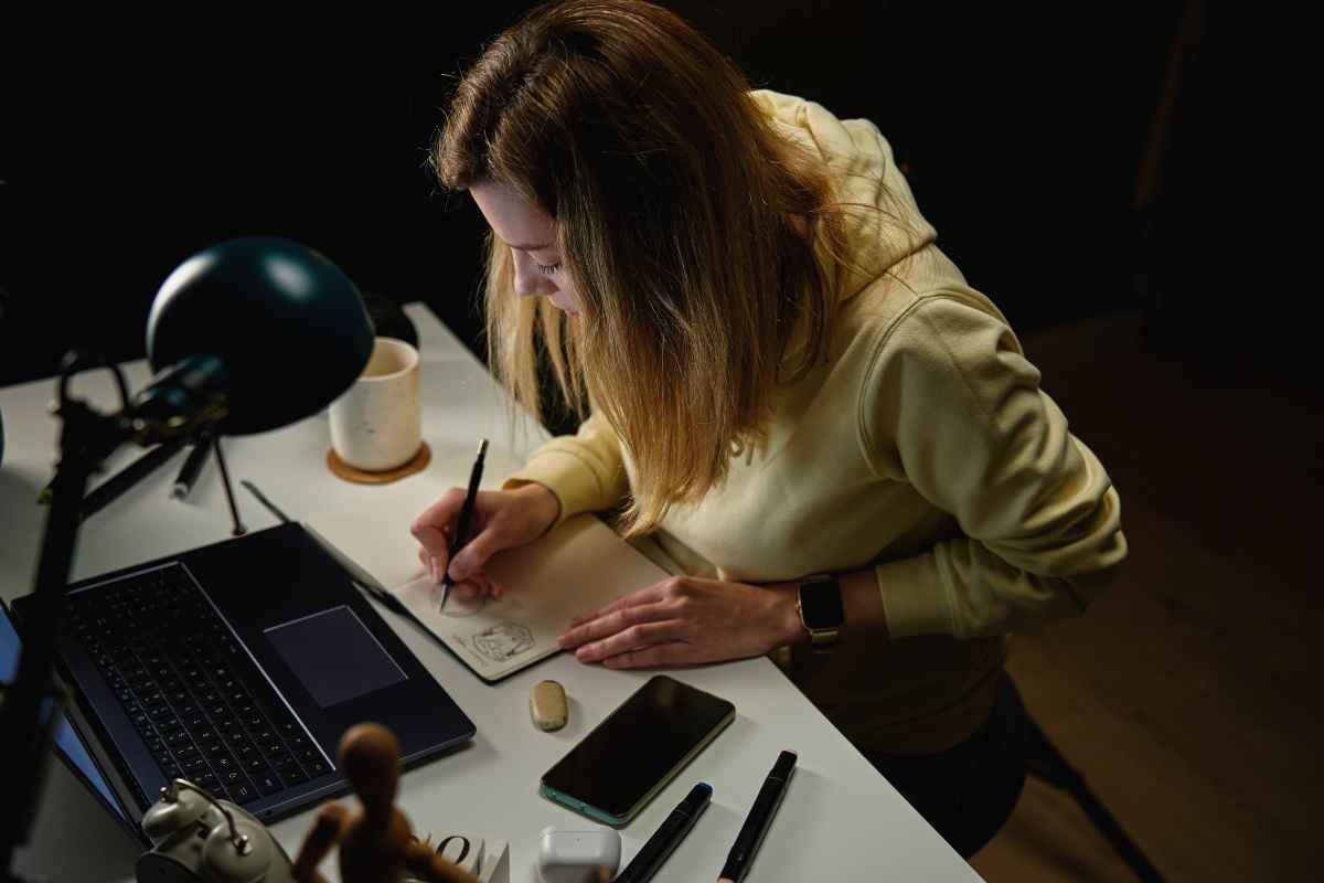 Ilustrasi seorang lulusan psikologi sedang menulis profesional headline di CV. (Sumber: Envato)