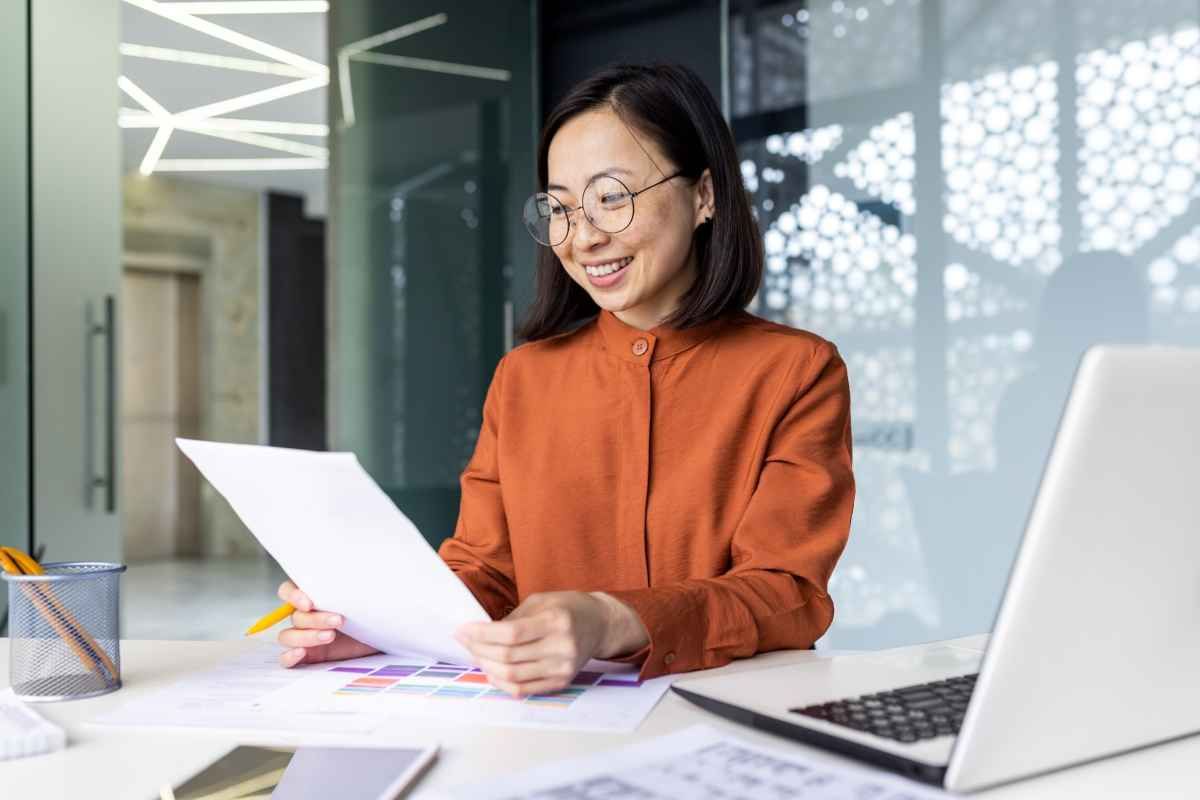 Ilustrasi seorang dari divisi finance perusahaan swasta sedang membaca surat keterangan penghasilan karyawan. (Sumber: Envato)