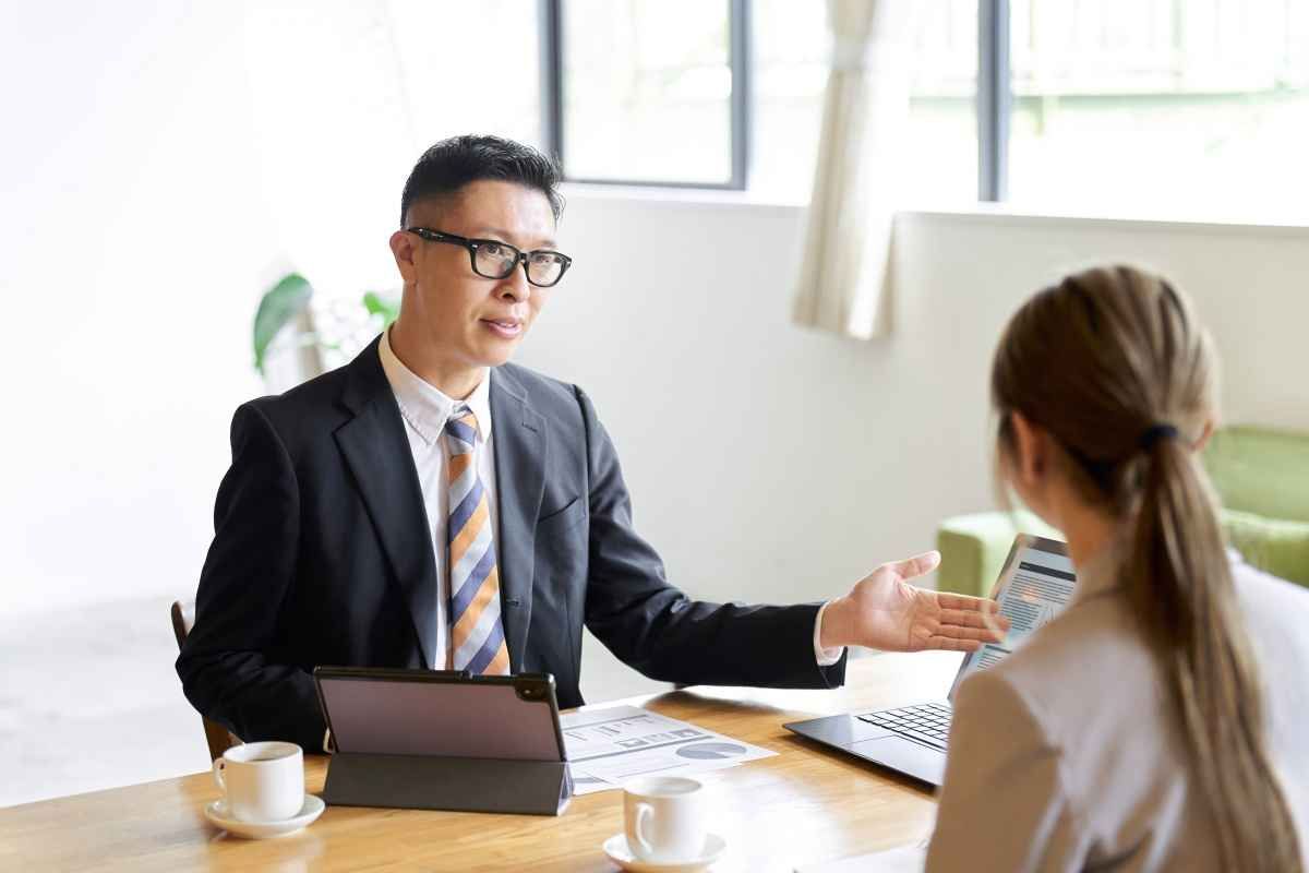 Ilustrasi seorang HRD sedang memberi pertanyaan interview data analyst ke kandidat pelamar kerja. (Sumber: Envato)