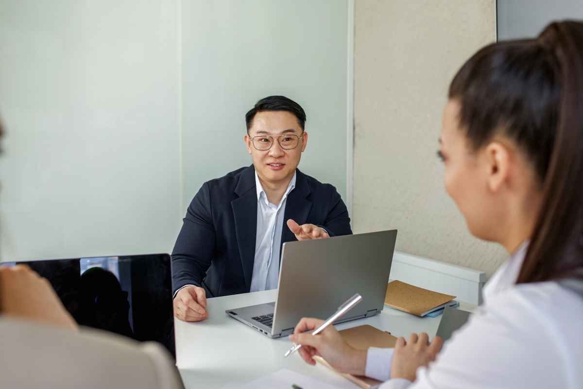 Ilustrasi seorang pelamar kerja tampak antusias saat menjawab pertanyaan interview data analyst di depan HRD. (Sumber: Envato)