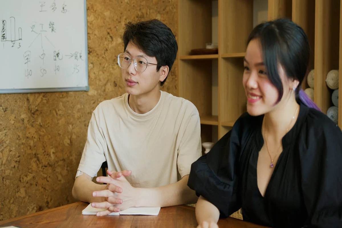 Ilustrasi dua fresh graduates tampak serius setelah menyerahkan surat lamaran kerja cafe dan resto.