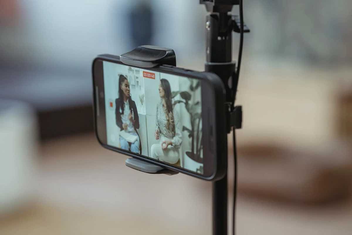 Ilustrasi suasana interview host live streaming. (Sumber: Pexels)