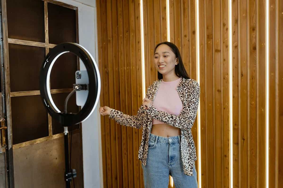 Ilustrasi seorang pelamar kerja sedang menjalani interview host live streaming. (Sumber: Pexels)