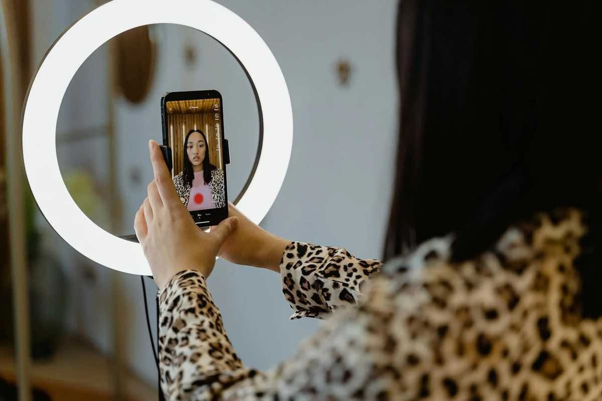Ilustrasi interview host live streaming. (Sumber: Pexels)