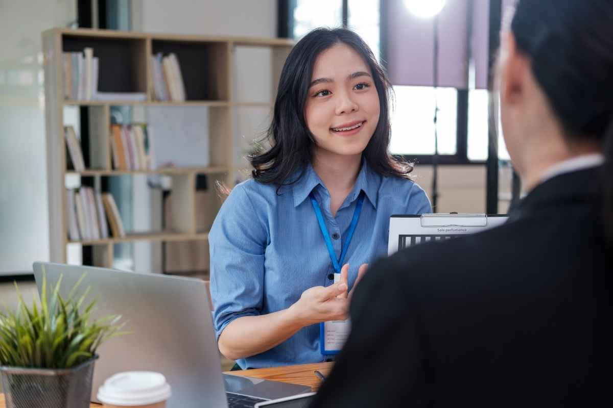 Ilustrasi seorang pelamar kerja tampak antusias saat menjawab pertanyaan interview procurement. (Sumber: Envato)