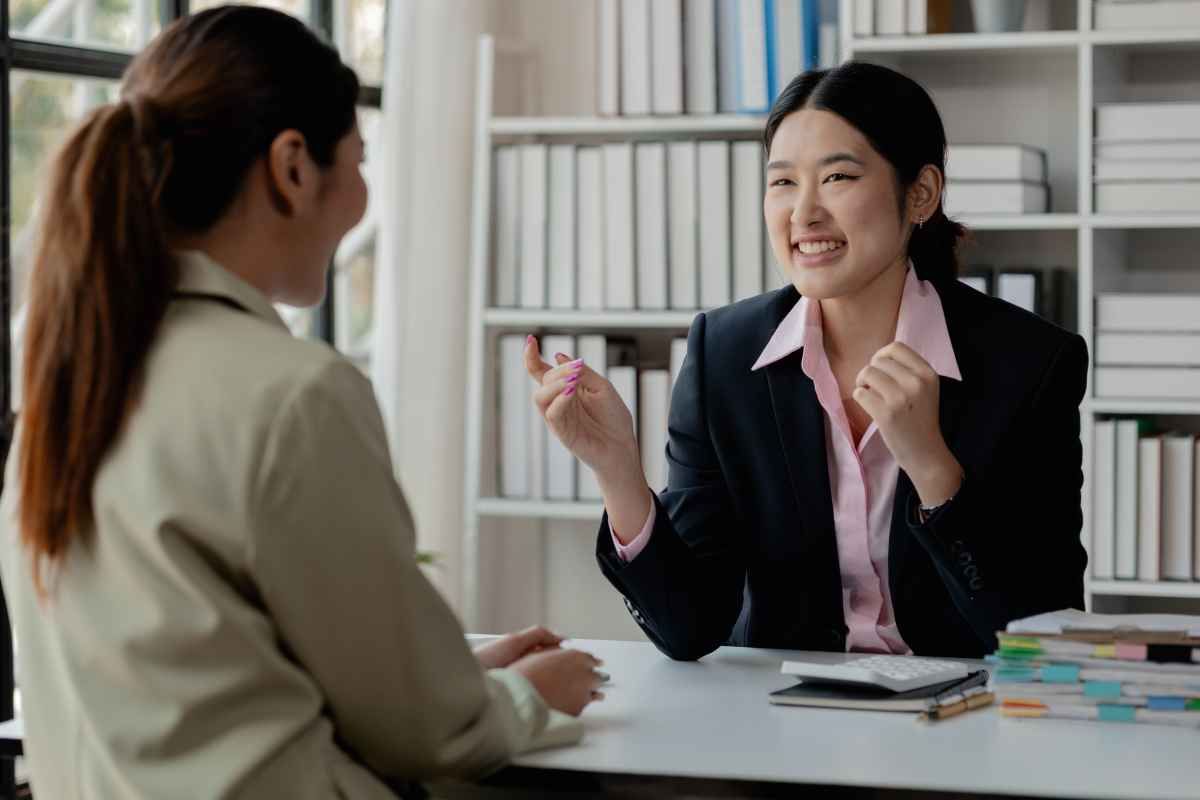 Ilustrasi seorang fresh graduates tampak antusias saat menjawab pertanyaan interview pramuniaga. (Sumber: Envato)