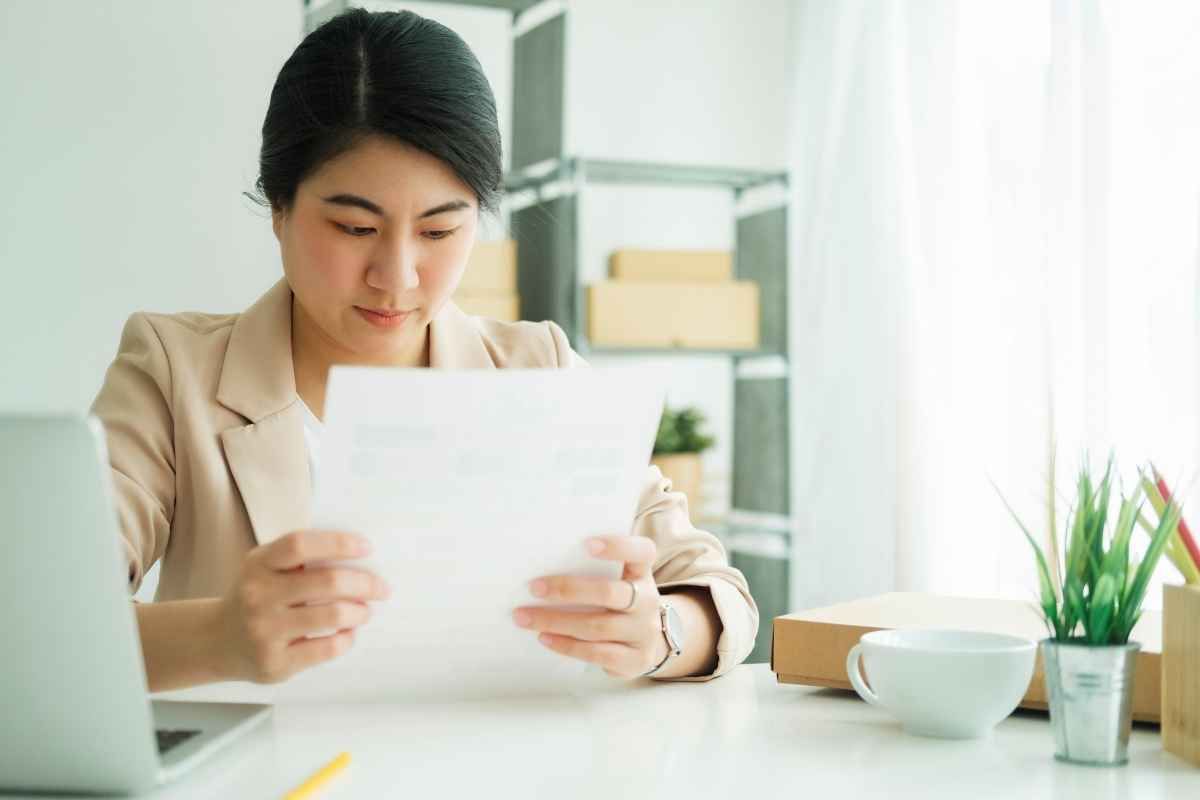 Ilustrasi seorang fresh graduate sedang memegang dokumen surat referensi kerja. (Sumber: Envato)