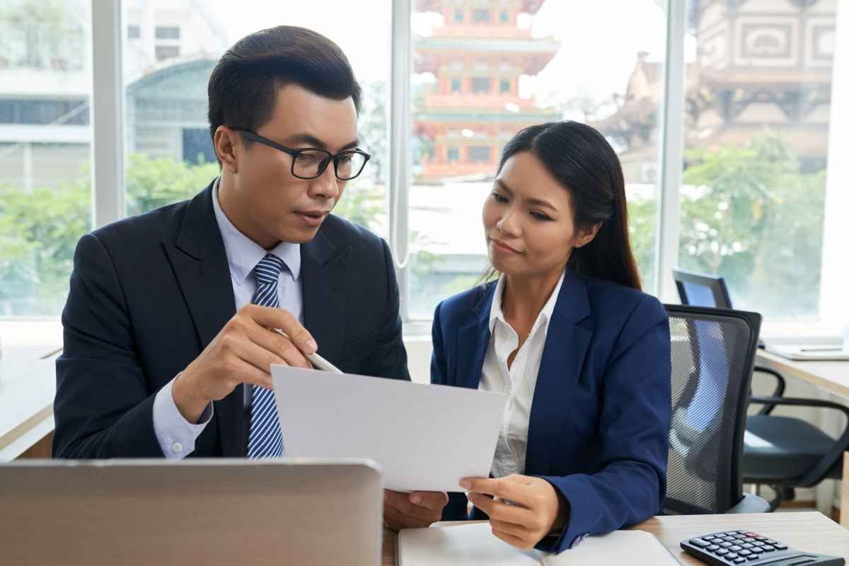 Ilustrasi dua orang supervisor perusahaan swasta sedang membaca surat referensi kerja dari kandidat pelamar kerja. (Sumber: Envato)