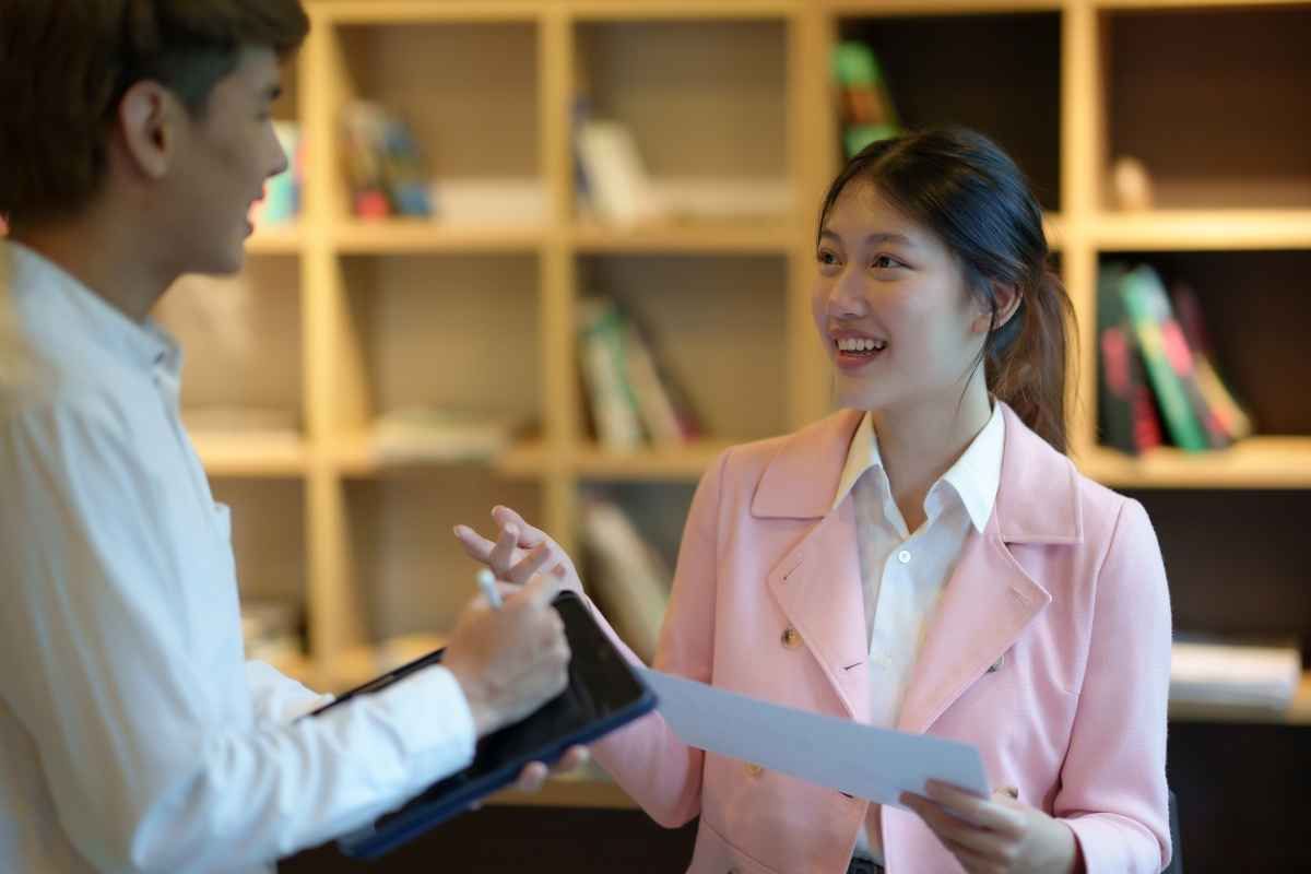 Ilustrasi seorang fresh graduate tampak antusias saat menjawab pertanyaan interview kerja di swalayan. (Sumber: Envato)