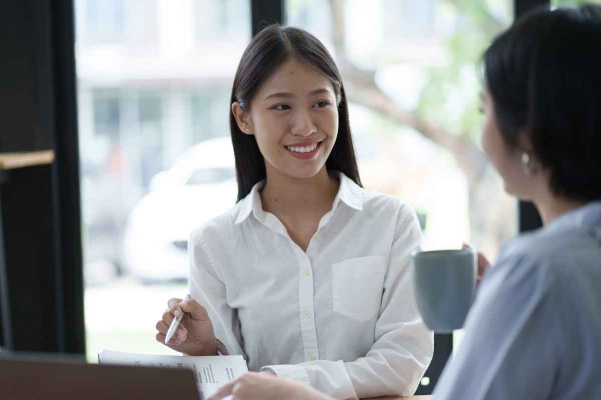 Ilustrasi seorang pelamar kerja sedang berlatih menjawab pertanyaan interview frontliner bank. (Sumber: Envato)