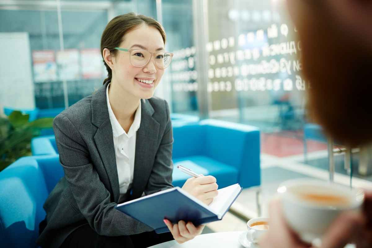 Ilustrasi seorang pelamar kerja tampak bahagia setelah berhasil menjawab pertanyaan interview frontliner bank dengan baik. (Sumber: Envato)