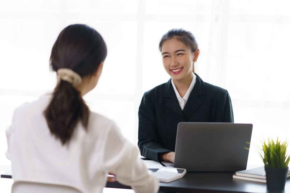 Ilustrasi contoh pertanyaan interview frontliner bank. (Sumber: Envato)