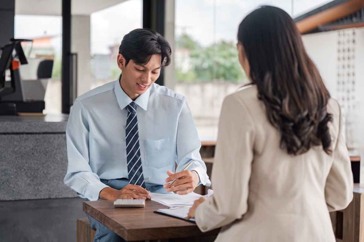Ilustrasi seorang fresh graduate tampak antusias saat menjawab pertanyaan interview admin gudang. (Sumber: Envato)