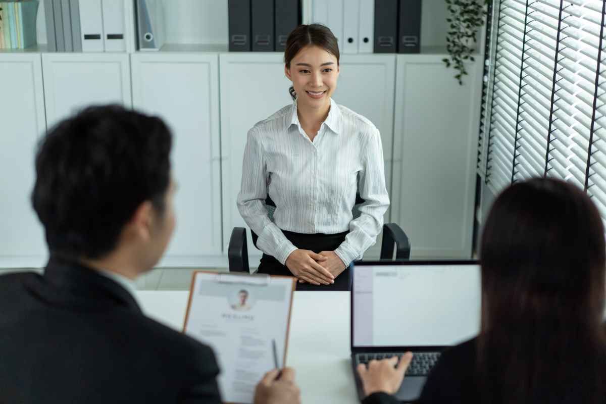 Ilustrasi seorang pelamar kerja sedang bersiap menjawab pertanyaan interview admin gudang. (Sumber: Envato)