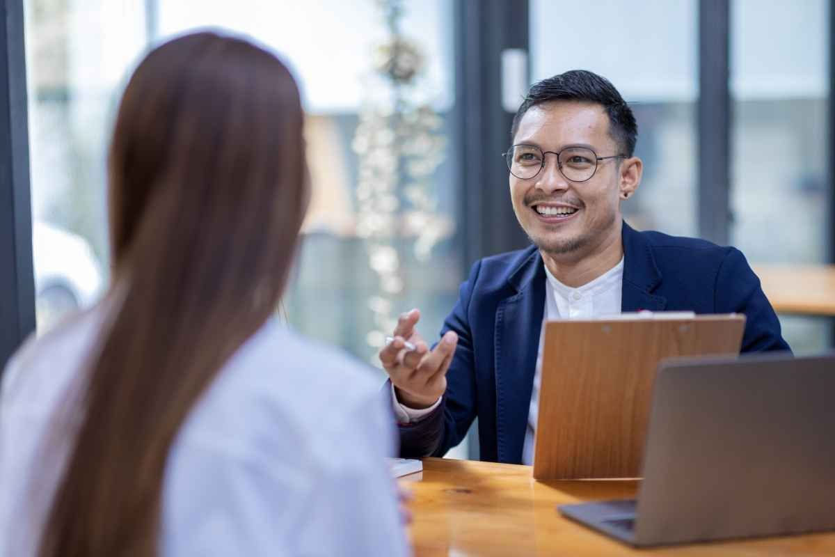 Ilustrasi seorang HRD sedang mengajukan pertanyaan interview admin gudang kepada kandidat pelamar kerja. (Sumber: Envato)