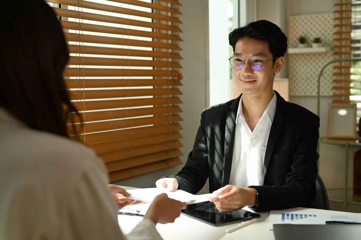 Ilustrasi seorang pelamar kerja tampak bahagia setelah menyelesaikan interview admin gudang di perusahaan swasta. (Sumber: Envato)