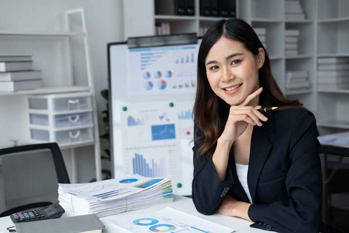 Ilustrasi seorang fresh graduate tampak bahagia setelah selesai menulis skill akuntansi dalam CV. (Sumber: Envato)