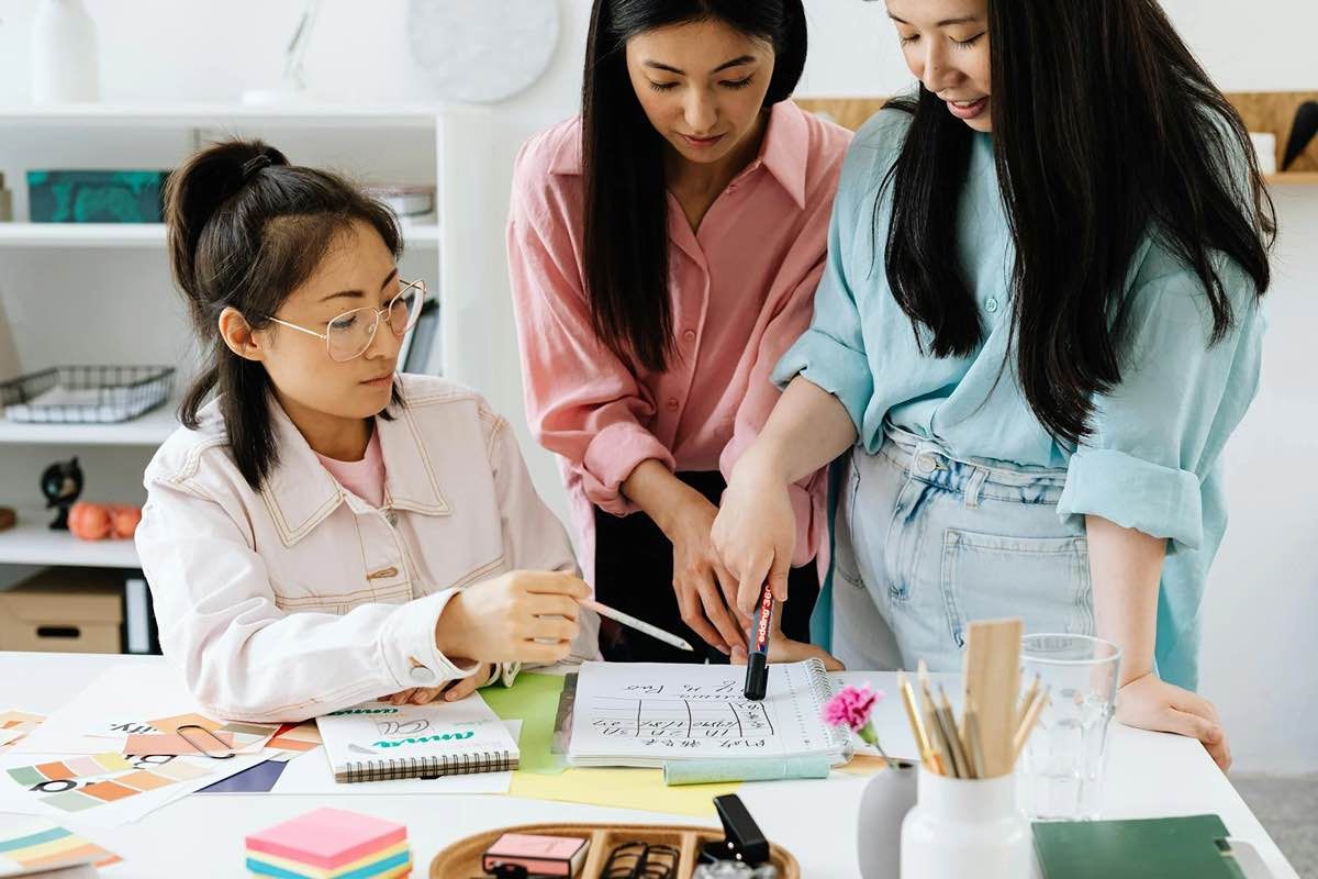 Ilustrasi lulusan bisnis internasional sedang berdiskusi soal prospek karier. (Sumber: Pexels)
