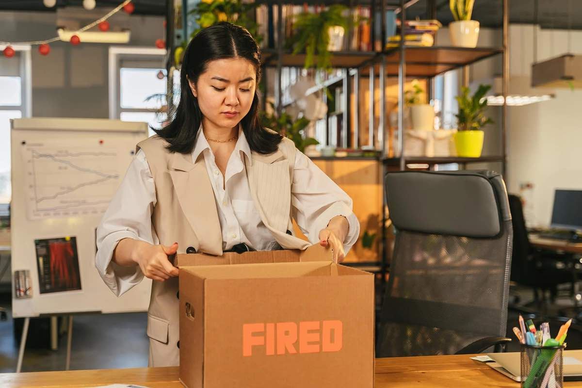 Ilustrasi seorang karyawan swasta sedang memberereskan barang setelah terkena layoff. (Sumber: Pexels)
