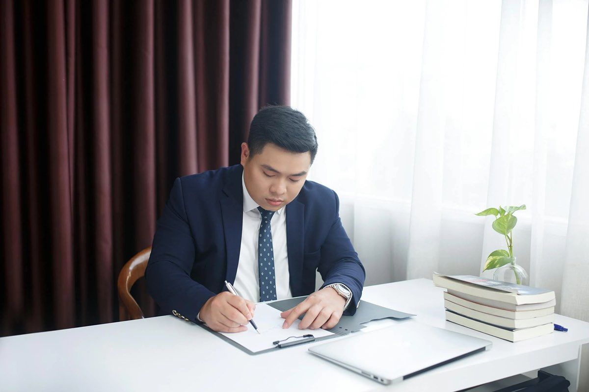 Ilustrasi seorang lulusan manajemen sedang membuat surat lamaran pekerjaan. (Sumber: Pexels)
