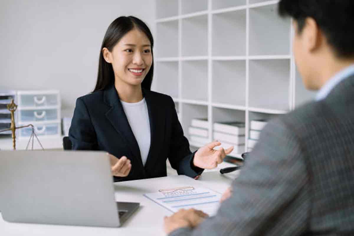 Ilustrasi suasana interview posisi frontliner perusahaan swasta. (Sumber: Pexels)