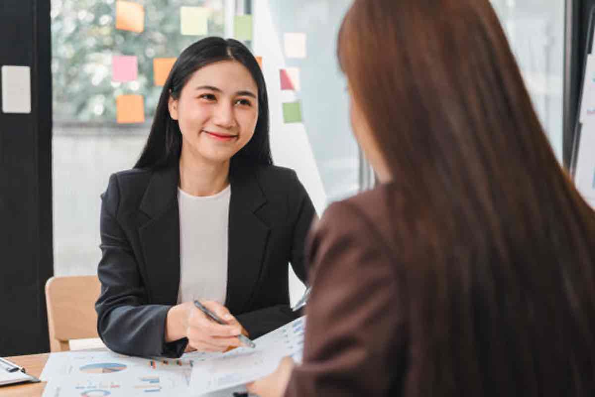Ilustrasi seorang HRD sedang mengajukan pertanyaan interview frontliner kepada kandidat pelamar kerja. (Sumber: Pexels)