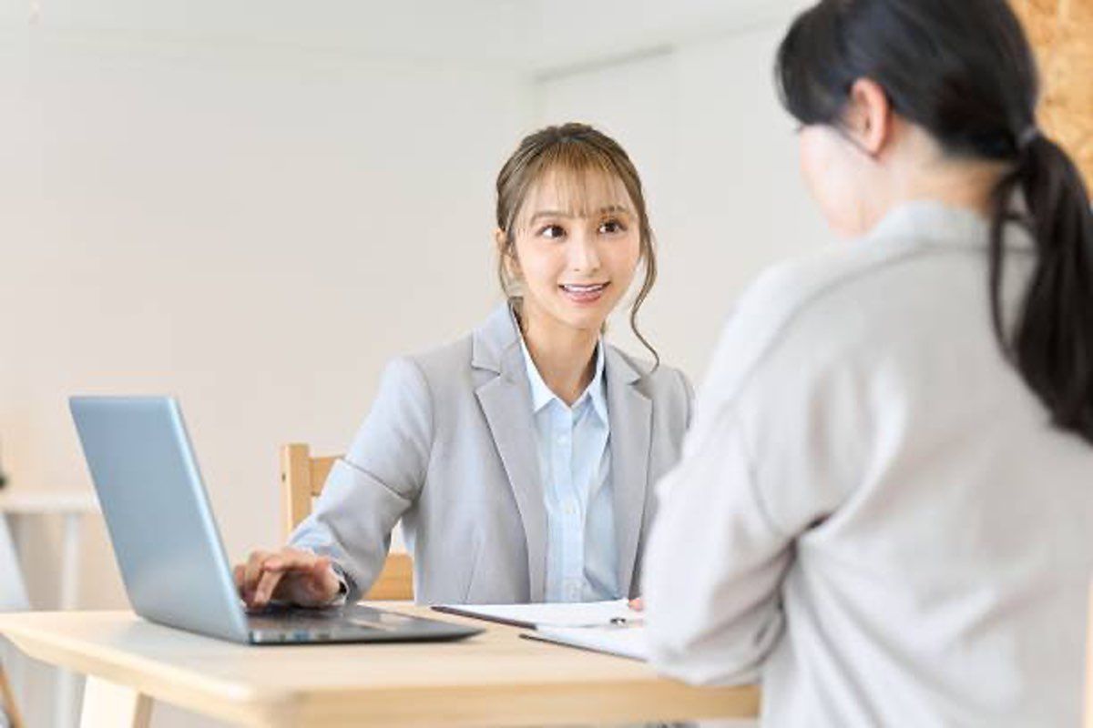 Ilustrasi seorang HRD sedang mengajuk pertanyaan interview internal audit kepada kandidat pelamar kerja. (Sumber: Pexels)