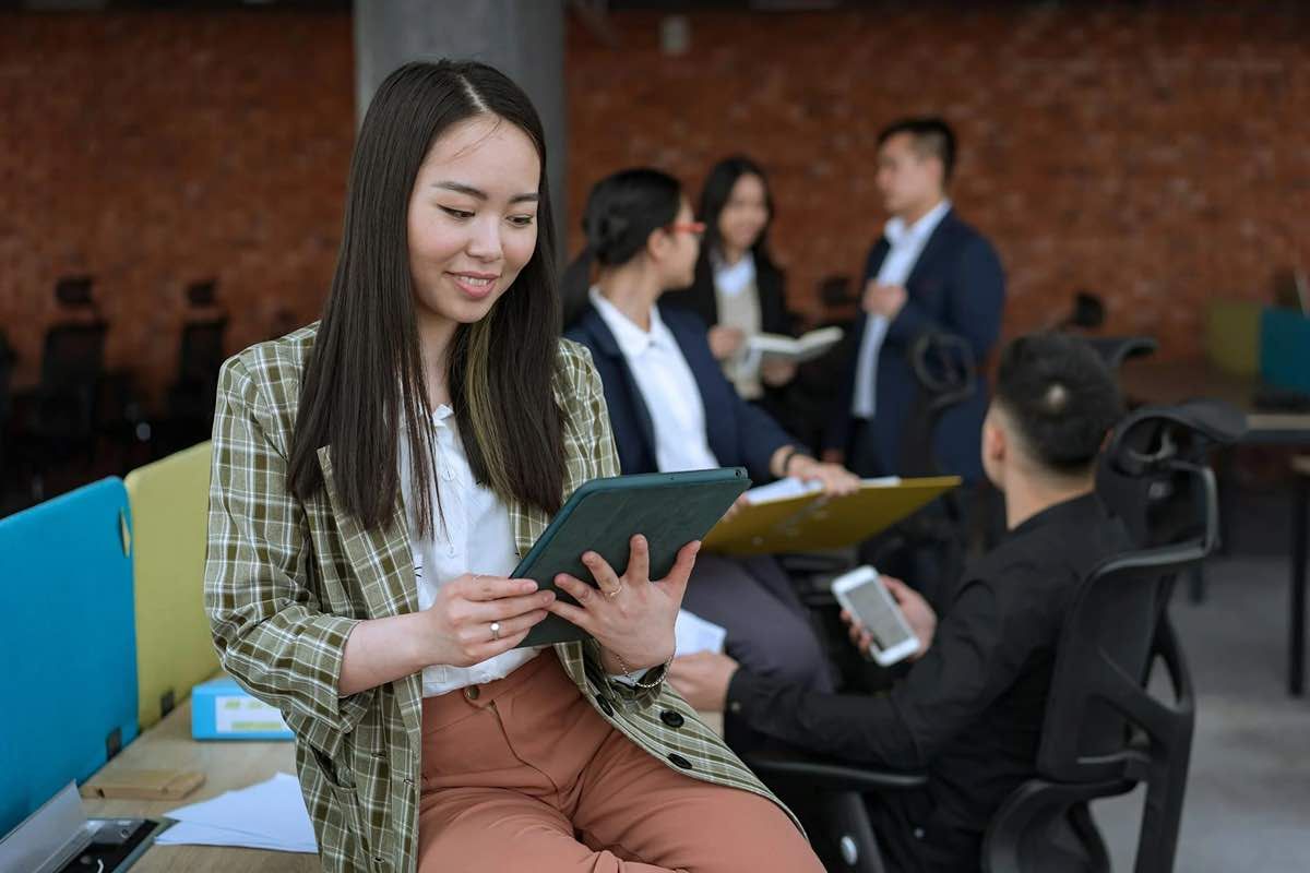 Ilustrasi seorang fresh graduate sedang mempelajari pertanyaan interview desk collection. (Sumber: Pexels)