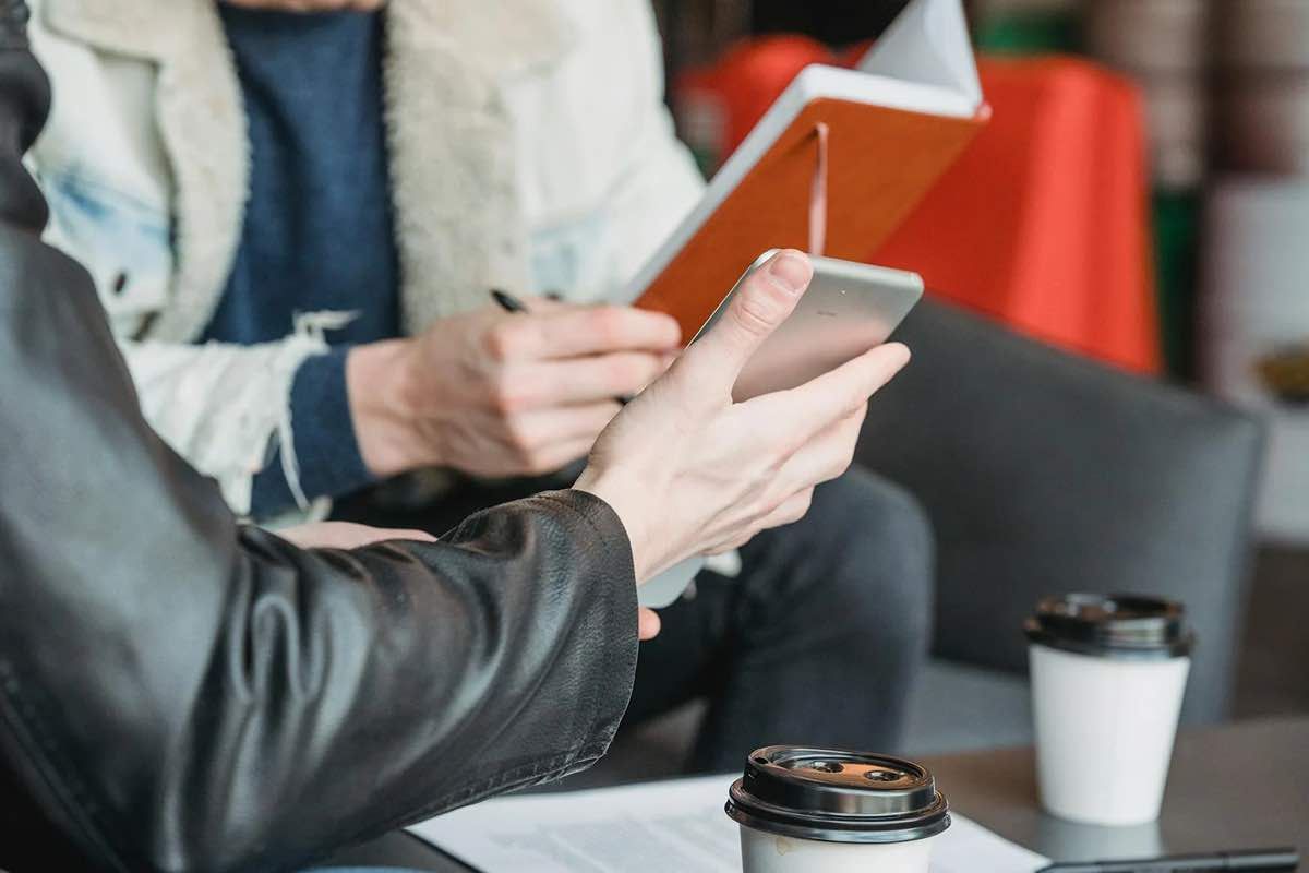 Ilustrasi Pertanyaan Interview Desk Collection. (Sumber: Pexels)