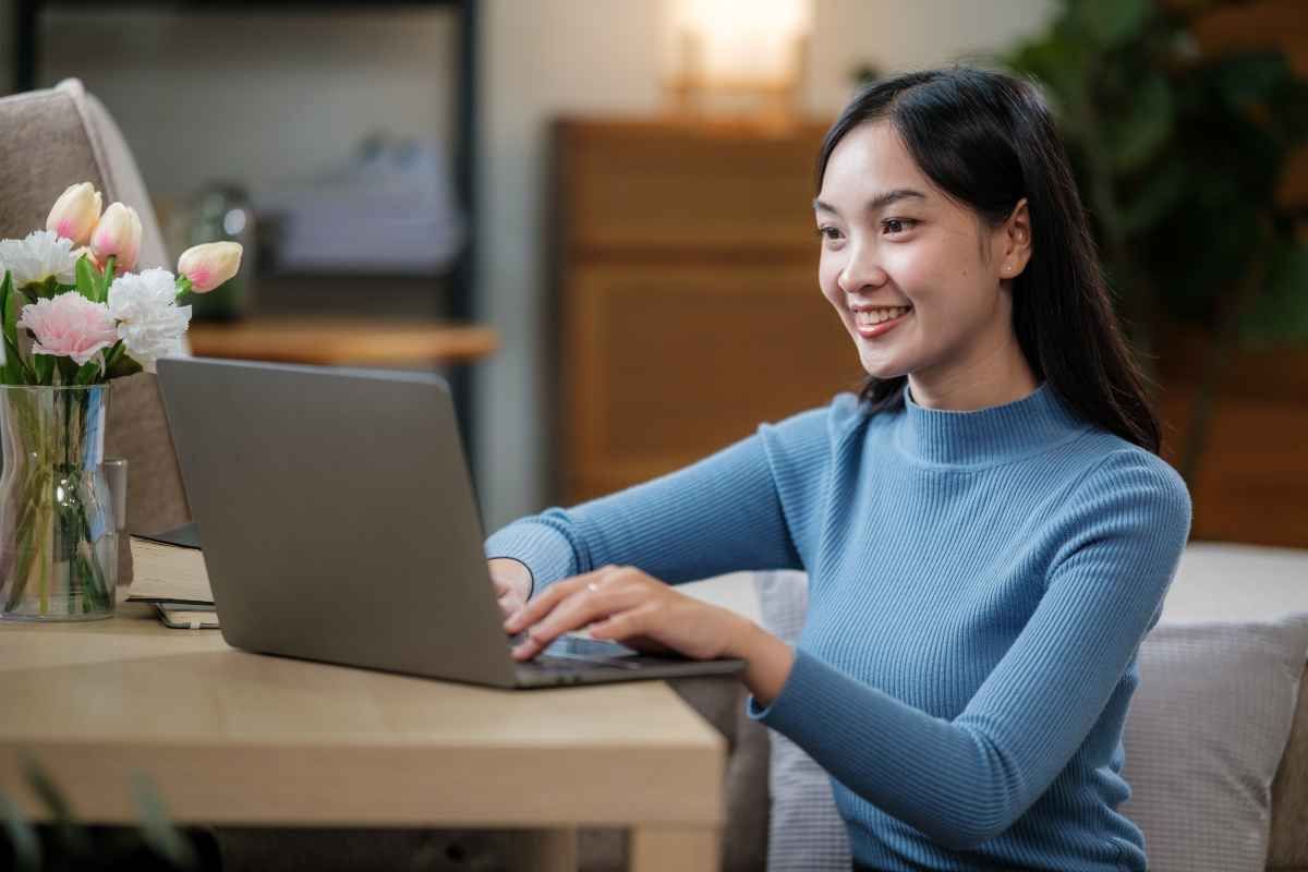 Ilustrasi seorang fresh graduate sedang mengerjakan tes kepribadian online. (Sumber: Envato)