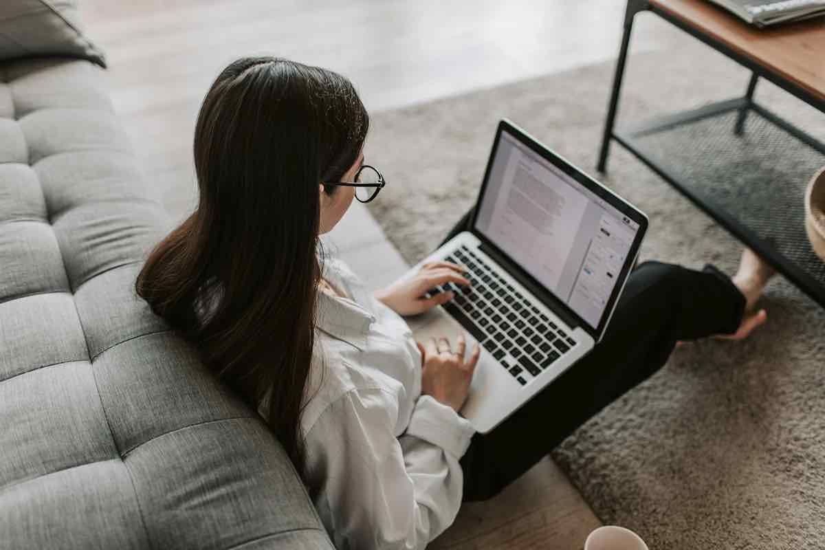 Ilustrasi seorang fresh graduates sedang membuka situs Jobstreet untuk mencari lowongan kerja di Tangerang. (Sumber: Pexels)