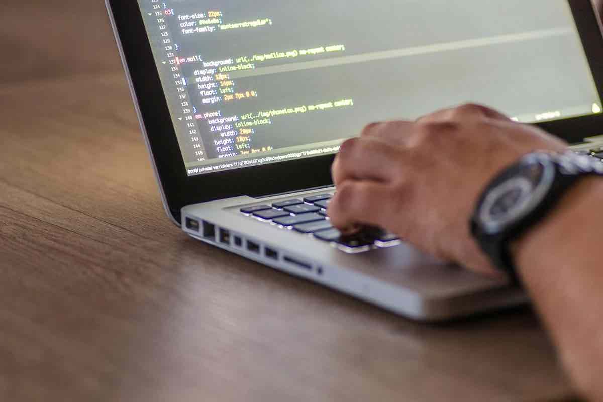 Ilustrasi kisaran gaji IT Support terbaru. (Sumber: Pexels)